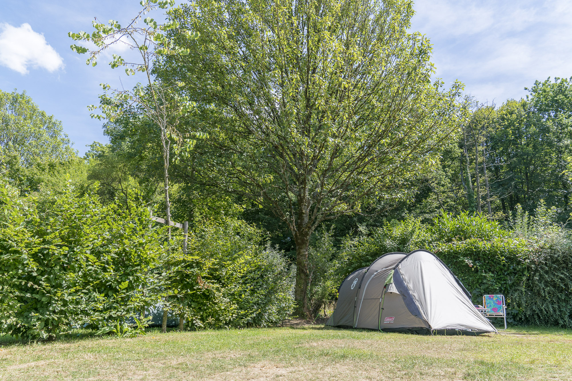 Emplacement - Forfait Confort 1 À 2 Personnes Avec Tente + 1 Véhicule + Électricité 16 A - Nantes Camping