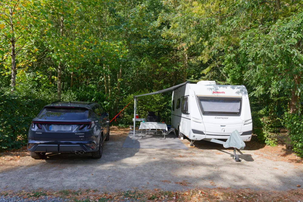Emplacement - Forfait Confort 1 À 2 Personnes Avec Caravane + 1 Véhicule + Électricité 16 A - NANTES CAMPING