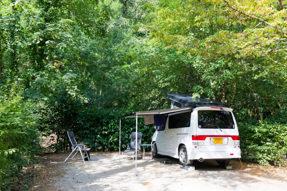 Emplacement - Forfait Confort 1 À 2 Personnes Avec Camping Car + Électricité 16A - NANTES CAMPING