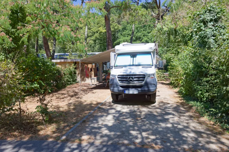 Forfait Premium 1 À 2 Personnes Avec Camping Car + Électricité+ Cabanon ( Eau, Bbq, Transats, Prise Tv Sat, Réfrigérateur)