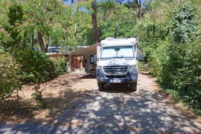Premium package 1 to 2 people with Camper + electricity + shed (water, BBQ, sunbeds, TV sat, refrigerator)