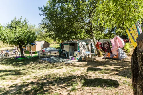 Kampeerplaats(en) - Basisprijs Comfortplaats - image n°2 - Camping LES CHENES
