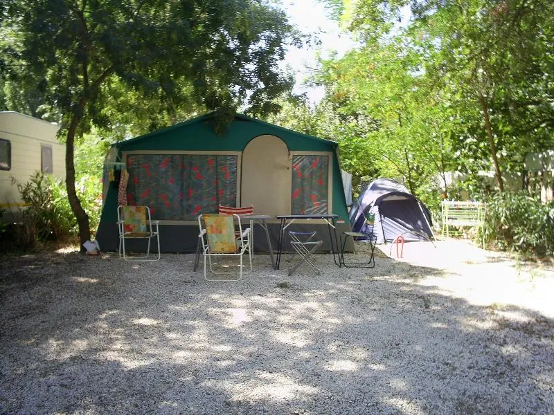 Emplacement + Électricité 10 Ampères + Voiture + Caravane Ou Tente