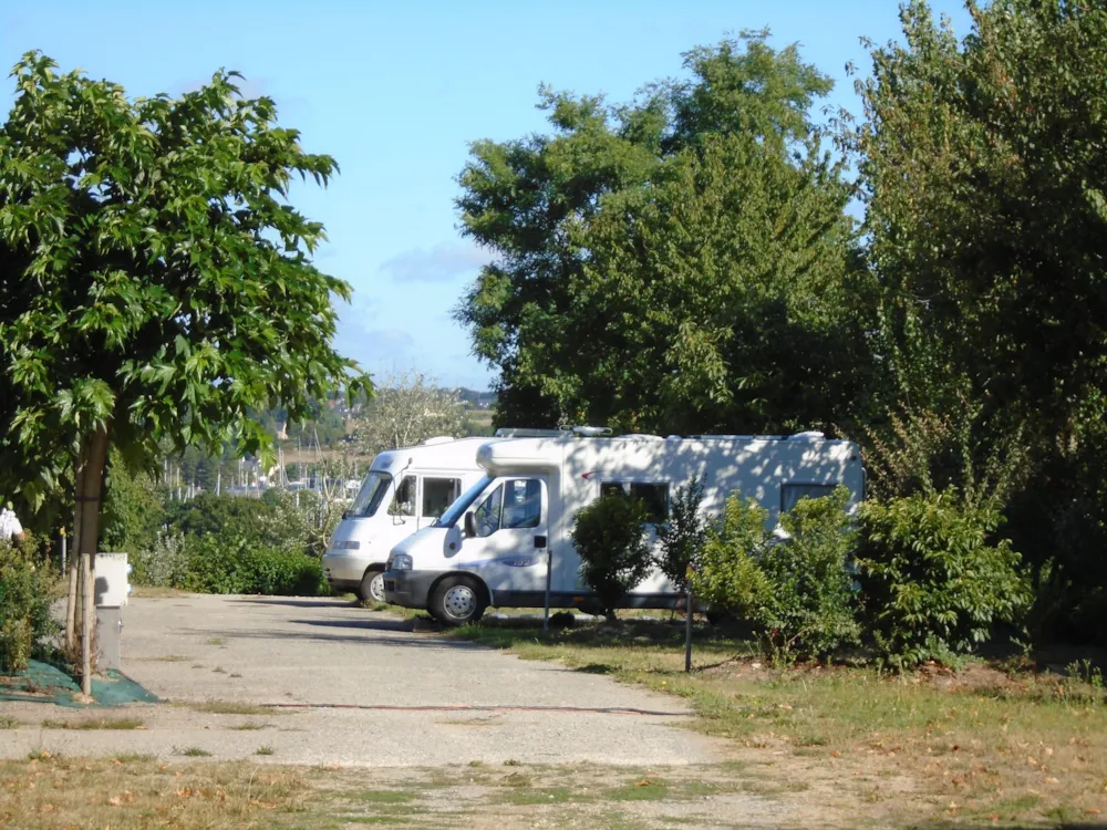 Emplacement < 100 m² ( 1 tente + 1 véhicule ou 1 camping-car)