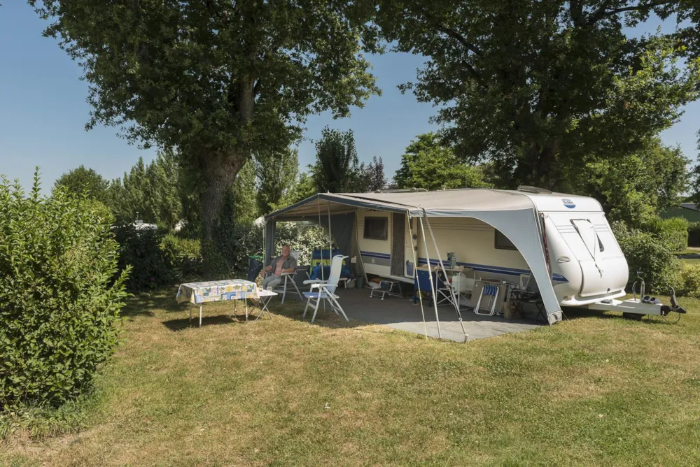 Standplaats > 100m² (1 tent, caravan of camper / 1 auto)