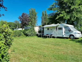 Stellplatz - Stellplatz > 100M² (1Zelt O 1 Wohnwagen + 1 Auto O 1 Wohnmobil) - CAMPING LES RIVES DE VILAINE