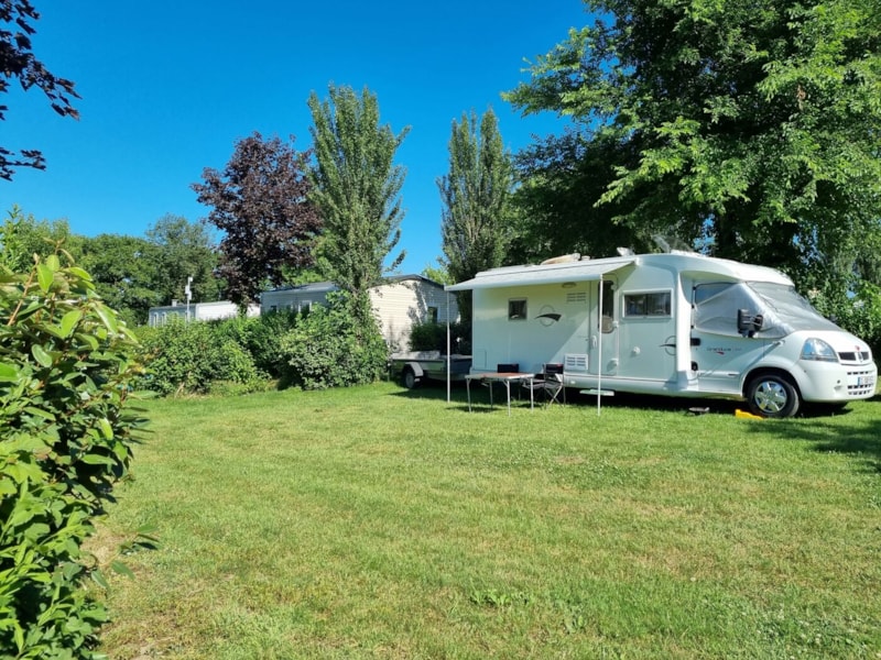 Standplaats > 100m² (1 tent, caravan of camper / 1 auto)