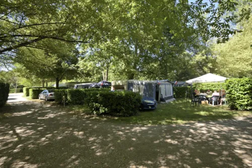 Emplacement - Emplacement + 1 Véhicule - image n°5 - Camping De La Lône