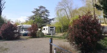 Stellplatz - Pitch 2 Umbrellas | 85M² | With Water And Electricity - - Camping Marvilla Parks - Paris Est