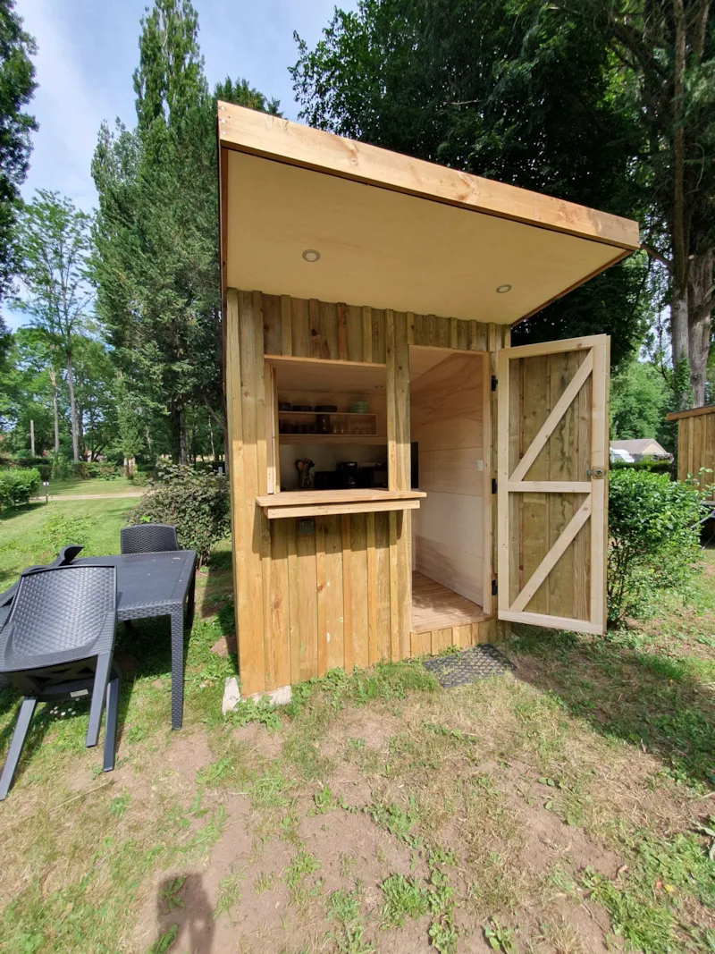 Emplacement Prémium Pour Tente, Caravane Ou Camping-Car Avec Un Chalet Cuisine Équipée