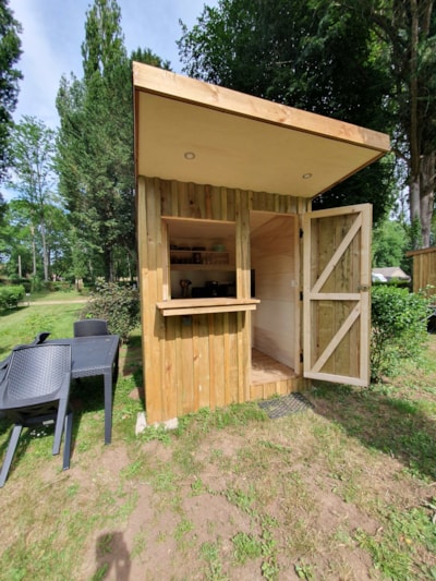 Premium pitch for tent, caravan or motorhome with a fully equipped kitchen chalet — 1