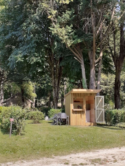 Premium pitch for tent, caravan or motorhome with a fully equipped kitchen chalet — 6