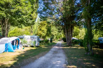 Kampeerplaats(en) - Staanplaatsen Voor Tent, Caravan En Camper Met Optionele Elektriciteit - Camping d'Auberoche