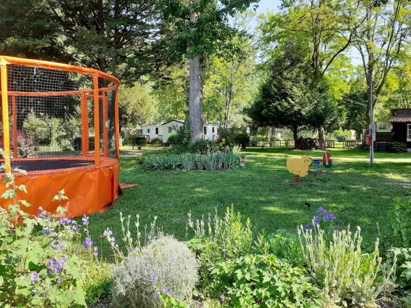 Emplacements  Pour Tente, Caravane Et Camping-Car Avec Électricité