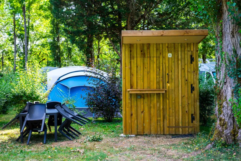 Emplacement Prémium Pour Tente, Caravane Ou Camping-Car Avec Un Chalet Cuisine Équipée