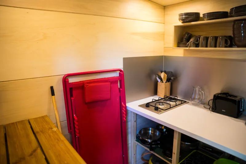 Emplacement Prémium Pour Tente, Caravane Ou Camping-Car Avec Un Chalet Cuisine Équipée