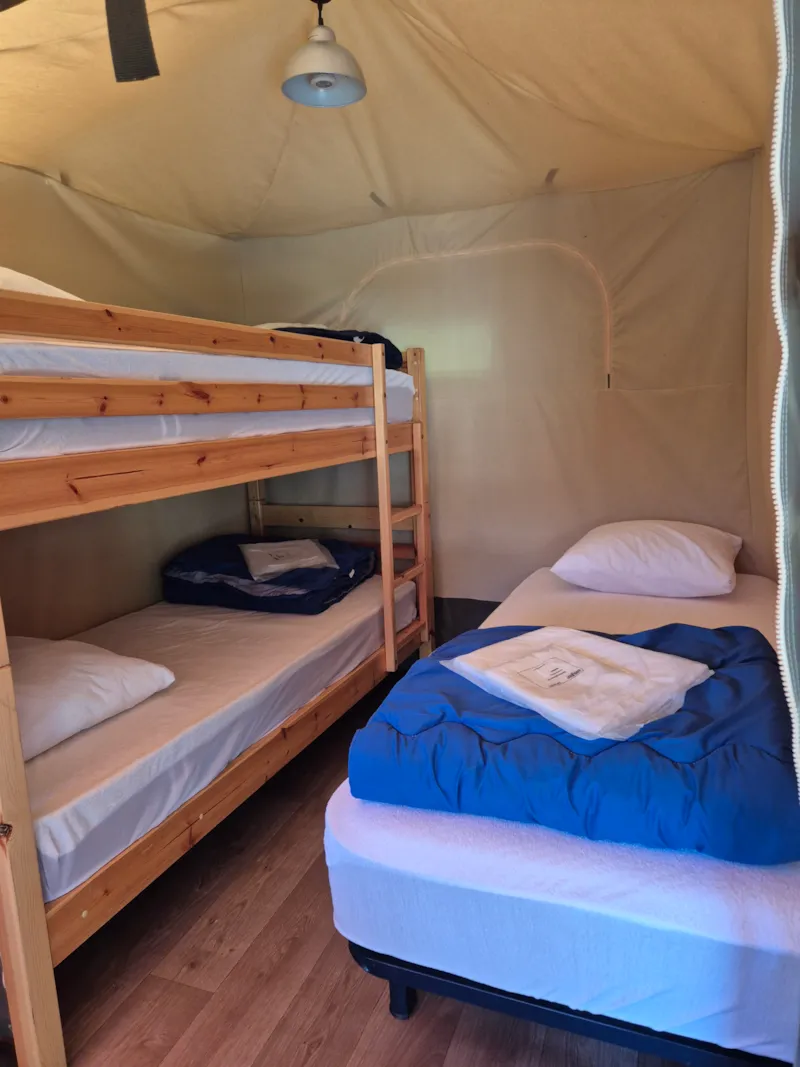 Bengali Toilé Sans Sanitaires Pour 5 Personnes