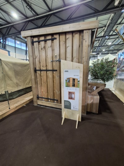 Premium pitch for tents, caravans and motorhomes with private sanitary facilities "Le Refuge" — 2