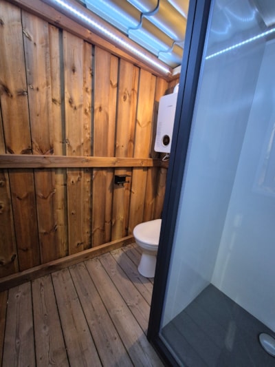 Premium pitch for tents, caravans and motorhomes with private sanitary facilities "Le Refuge" — 6