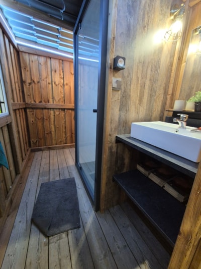 Premium pitch for tents, caravans and motorhomes with private sanitary facilities "Le Refuge" — 4