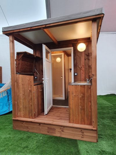 Premium pitch for tents, caravans and motorhomes with private bathroom facilities and kitchen area — 3
