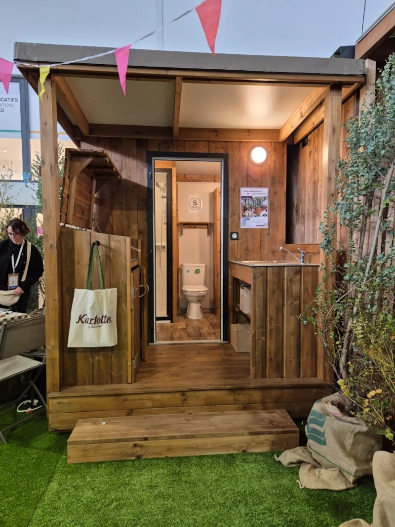 Emplacement Prémium Pour Tente, Caravane Et Camping-Car Avec Sanitaire Privatif + Espace Cuisine