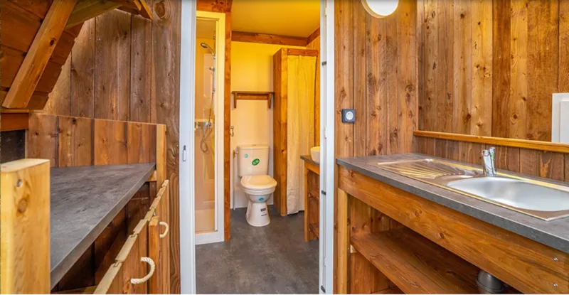 Emplacement Prémium Pour Tente, Caravane Et Camping-Car Avec Sanitaire Privatif + Espace Cuisine