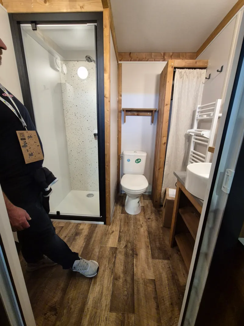 Emplacement Prémium Pour Tente, Caravane Et Camping-Car Avec Sanitaire Privatif + Espace Cuisine