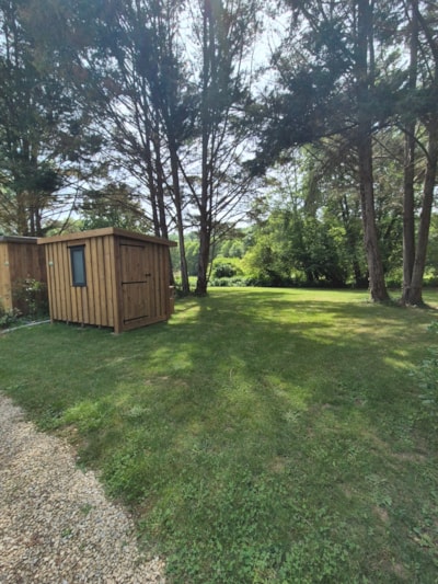 Premium pitch for tents, caravans and motorhomes with private sanitary facilities "Le Refuge"