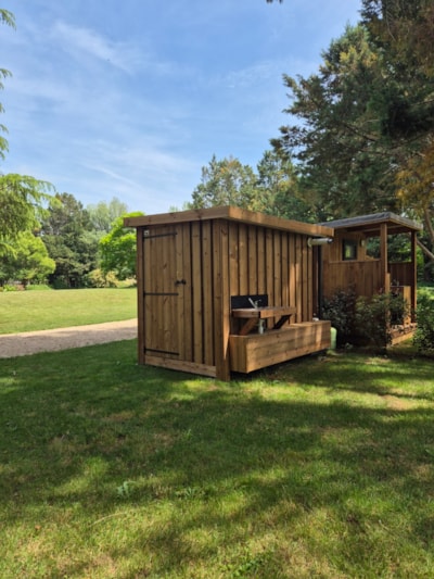 Premium pitch for tents, caravans and motorhomes with private sanitary facilities "Le Refuge"