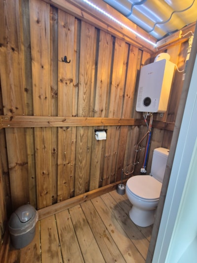 Premium pitch for tents, caravans and motorhomes with private sanitary facilities "Le Refuge"