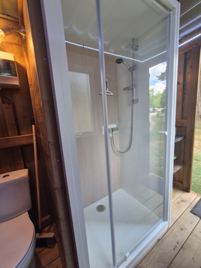 Premium pitch for tents, caravans and motorhomes with private sanitary facilities "Le Refuge"