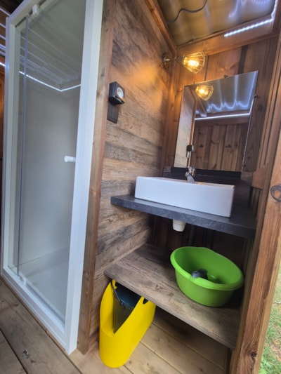 Premium pitch for tents, caravans and motorhomes with private sanitary facilities "Le Refuge"