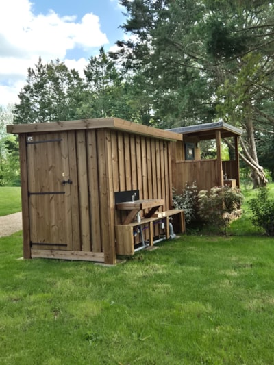 Premium pitch for tents, caravans and motorhomes with private sanitary facilities "Le Refuge"