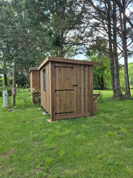 Pitch - Premium Pitch For Tents, Caravans And Motorhomes With Private Sanitary Facilities "Le Refuge" - Camping d'Auberoche