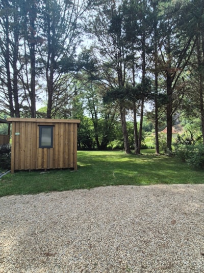 Premium pitch for tents, caravans and motorhomes with private sanitary facilities "Le Refuge"