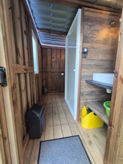 Premium pitch for tents, caravans and motorhomes with private sanitary facilities "Le Refuge"