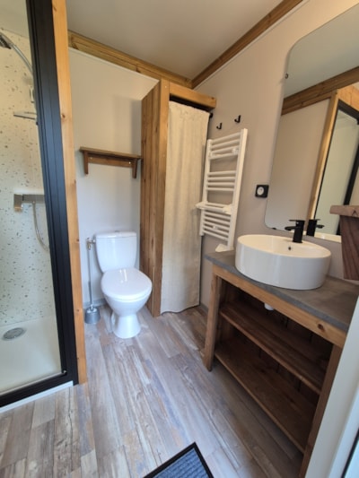 Premium pitch for tents, caravans and motorhomes with private bathroom facilities and kitchen area