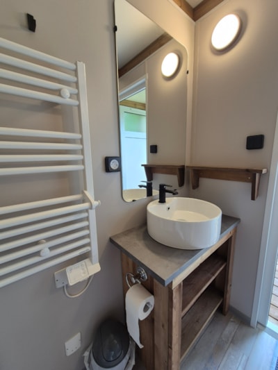 Premium pitch for tents, caravans and motorhomes with private bathroom facilities and kitchen area
