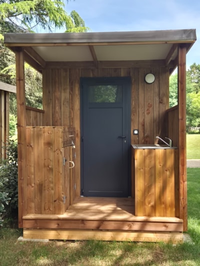 Premium pitch for tents, caravans and motorhomes with private bathroom facilities and kitchen area
