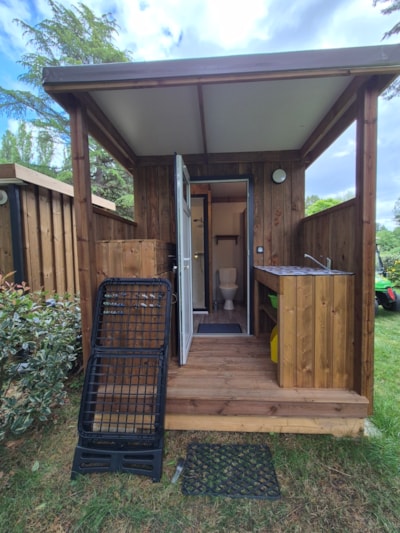 Premium pitch for tents, caravans and motorhomes with private bathroom facilities and kitchen area
