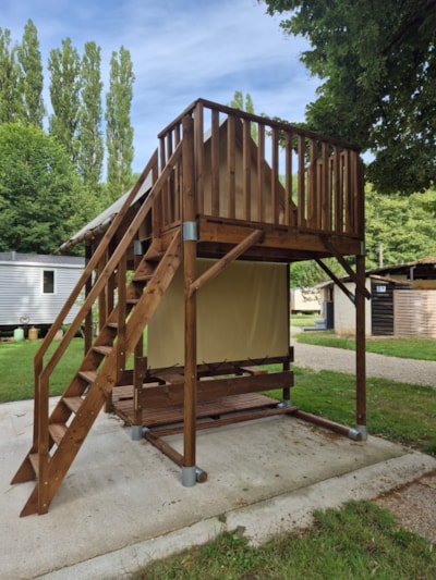 Bivouac tent on wooden and canvas stilts, without sanitary facilities, for 2 people