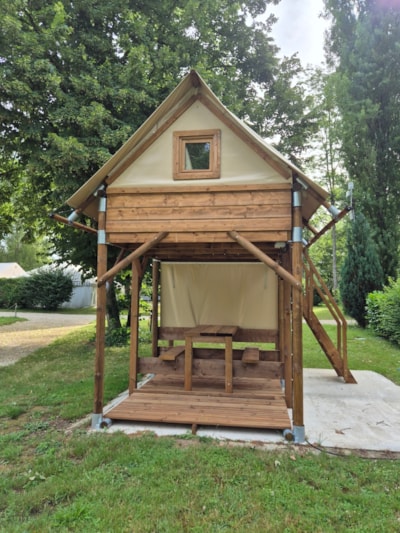 Bivouac tent on wooden and canvas stilts, without sanitary facilities, for 2 people