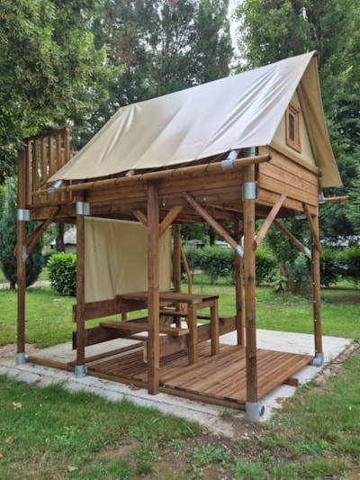 Bivouac tent on wooden and canvas stilts, without sanitary facilities, for 2 people