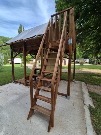 Bivouac tent on wooden and canvas stilts, without sanitary facilities, for 2 people