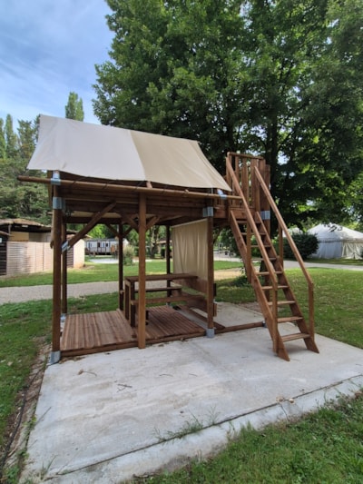 Bivouac tent on wooden and canvas stilts, without sanitary facilities, for 2 people
