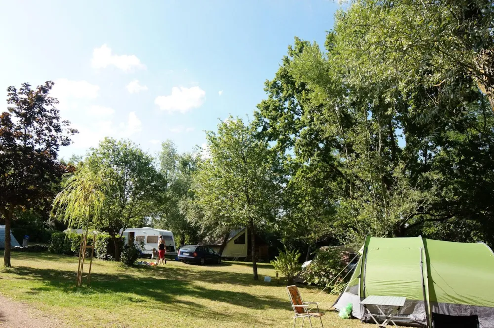 Emplacement - Emplacement Pour Tente Avec Éléctricité - Camping L'Orée du Lac