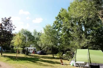 Stellplatz - Emplacement Pour Tente Avec Éléctricité - Camping L'Orée du Lac
