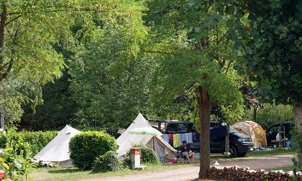 Stellplatz - Zeltplatz Mit Fahrzeug Auf Dem Stellplatz (Im Preis Inbegriffen: 2 Pers, Strom) - Camping L'Orée du Lac