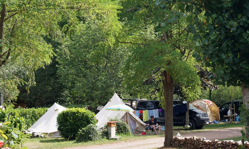 tent location with vehicle on the pitch (included in the rate: 2 pers, electricity)